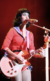 Katy Perry Dress on Katy Perry Rocks Barcelona In Seven Til Midnight S Sea Legs Costume